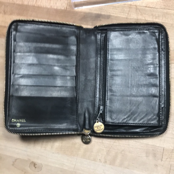 Chanel black patent leather large CC Zippy wallet with 24 karat gold plated hard - Picture 6 of 7